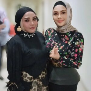 Iyeth Bustami Instagram - *‎إِنَّا لِلَّــــهِ وَإِنَّا إِلَــــيْهِ رَاجِــــــعُوْنَ* 

Telah berpulang ke RahmatuLlah..saudara kita..sahabat kita "Hj Yuyun Sri Wahyuni atau yg kita kenal namanya sbgai seniman YUNITA ABABIEL, pada dini hari tadi.
Almarhummah adalah seniman dangdut yg memiliki suara yg sngt khas berkarakter kuat, dgn tembangnya yg bertajuk "TRAUMA" yg sempat populer sejak zamannya hingga saat ini.
istri dari komposer Dangdut legendaris "ALIQ ABABIEL" ini, dikenal sngt baik dan ramah..selalu mengayomi dibalik perjuangan hidupnya yang luar biasa..

Alfatihah..
Selamat jalan saudaraku..husnul khotimah..,
Semoga Allah memberikan segala ampunannya, menerima amal ibadahnya, dan ditempatkan dikalangan org2 beriman🤲 

*آَمِيــــــــــــــــــــنْ يَآ رَبّ الْعَالَمِين*