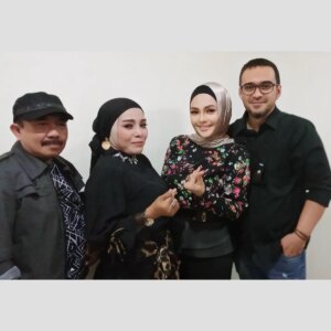 Iyeth Bustami Instagram - *‎إِنَّا لِلَّــــهِ وَإِنَّا إِلَــــيْهِ رَاجِــــــعُوْنَ* 

Telah berpulang ke RahmatuLlah..saudara kita..sahabat kita "Hj Yuyun Sri Wahyuni atau yg kita kenal namanya sbgai seniman YUNITA ABABIEL, pada dini hari tadi.
Almarhummah adalah seniman dangdut yg memiliki suara yg sngt khas berkarakter kuat, dgn tembangnya yg bertajuk "TRAUMA" yg sempat populer sejak zamannya hingga saat ini.
istri dari komposer Dangdut legendaris "ALIQ ABABIEL" ini, dikenal sngt baik dan ramah..selalu mengayomi dibalik perjuangan hidupnya yang luar biasa..

Alfatihah..
Selamat jalan saudaraku..husnul khotimah..,
Semoga Allah memberikan segala ampunannya, menerima amal ibadahnya, dan ditempatkan dikalangan org2 beriman🤲 

*آَمِيــــــــــــــــــــنْ يَآ رَبّ الْعَالَمِين*