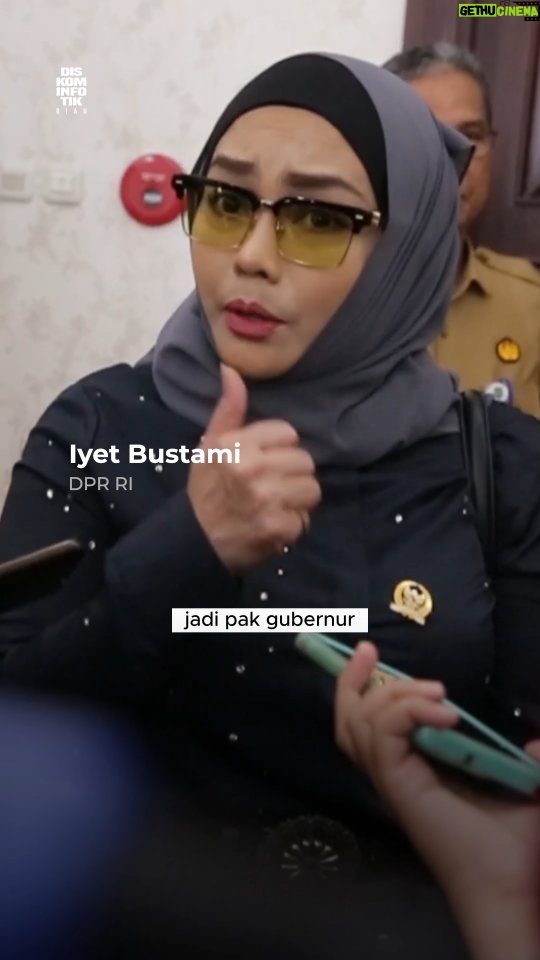 Iyeth Bustami - 581 Likes - Anggota DPR RI Iyeth Bustami mengapresiasi langkah cepat Gubernur Riau Abdul Wahid menjemput anggaran pusat dengan melobi sejumlah menteri dab BUMN.

Hal ini disampaikan Iyeth Bustami saat mendampingi Kunjungan Kerja Direktur Distribusi PLN Adi Priyanto meninjau rencana pembangunan kabel listrik  bawah laut Bengkalis dan Kepulauan Meranti Provinsi Riau, Selasa (10/7/2025).

"PLN ini salah satu contoh hasil lobby Gubernur Riau Abdul Wahid," ujar Iyet Bustami
•
•
•
📸|@kominforiau
" Riau Rumah Rumpun Melayu, Merawat Tuah Menjaga Marwah, Takkan Melayu Hilang Di Bumi"

(cek berita selengkapnya di mediacenter.riau.go.id)

#kominforiau #diskominfotikriau #mediacenterriau #pemprovriau #riaulebihbaik #riauberdayasaing #riaubermartabat #sayangiriau #pemerintah #provinsi #provinsiriau #inforiau #riau #pekanbaru #pelalawan #inhu #inhil #kuansing #bengkalis #dumai #rohil #rohul #meranti #kampar #siak #2025