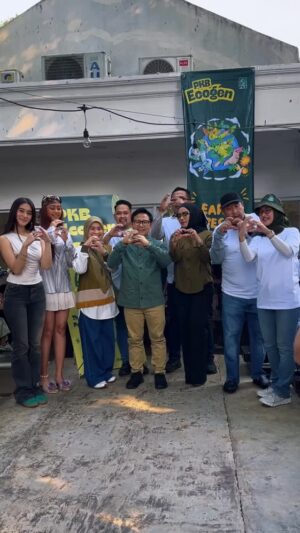 Iyeth Bustami Instagram - PKB Ecogen resmi diluncurkan langsung oleh Ketua Umum DPP PKB, Gus @cakiminow, sebagai bagian dari rangkaian Harlah PKB ke-27. Gerakan ini mengajak generasi muda terlibat dalam penyelamatan lingkungan secara struktural dan kultural. 

Gus Imin menyampaikan bahwa ia bisa memahami munculnya gerakan lingkungan yang bersifat ekstrem, karena tingkat kerusakan lingkungan saat ini juga sudah sangat ekstrem. Senada dengan itu Wakil Ketua Harian DPP PKB, @nadyaalfi berharap PKB Ecogen dapat mendorong terbentuknya Peta Hijau se-Indonesia. 

Hadir mendampingi Bendahara Umum DPP PKB @masbams70, Ketua Panitia Harlah PKB ke-27  @masimansukri, anggota DPR RI Fraksi PKB @danieljohan_dj, @gusrivqy, @iyethbustami_official, dan @abduh.za.

#PKBEcogen 
#HarlahPKB27 
#SelamatkanBumi
