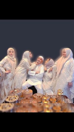 Iyeth Bustami Instagram - 🤍
Selamat Beraya
Mohon maafkan kami lahir dan batin🙏

#lebaran2025 
#minalaidinwalfaizin 
#iyethbustami 
#qolbunsalim 
#alhamdulilah