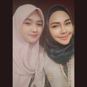 Iyeth Bustami Instagram - Bungsuku Kekey..@kayrasafwa
Lembut hati..mudah iba..sangat peka..gak enakan dan tak mau menyusahkan..,tak gemar keluar rumah, kalo keluar sllu inginnya dgn mama dan papa.
Banyak kisah yg panjang jika hendak diceritakan...
Anakku si penyayang kucing ini tak pernah surut ibadah dan sholatnya, berdoa lama dan mengaji..masyaAllah., tetapkan imannya ya Allah😇

HAPPY MILAD putri kecilku..
Doa tak putus untukmu nak..,segalanya yg terbaik..sehat, sukses dan qolbun salim..insyaAllah surga di akhir nanti..aamiin yaaaaaa ROBB🤲
Love U so much girl😘🤍