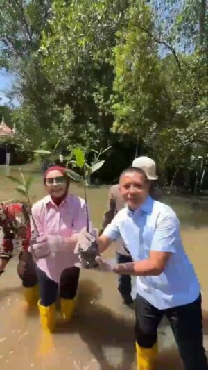 Iyeth Bustami Instagram - 💚
Menanam harapan, menuai masa depan. 🌳

​Suasana hangat dan penuh semangat menyelimuti kegiatan pelestarian mangrove di Desa Kelapapati, Kamis (14/8/2025). 

Berlokasi di Konservasi Mangrove Paghet Seghahah, kami bersama-sama memperkuat komitmen menjaga alam.
​Fokus kami jelas: membangun ekosistem mangrove yang lestari melalui partisipasi aktif komunitas, pengembangan keterampilan, penguatan kelembagaan, dan restorasi berkelanjutan.

​Terima kasih kepada seluruh pihak yang telah menjadi bagian dari langkah baik ini. Semoga menginspirasi!

​#KonservasiMangrove #PaghetSeghahah #DesaKelapapati #TanamMangrove #LingkunganHidup #AksiNyata #Dumai #RiauHijau #14Agustus2025