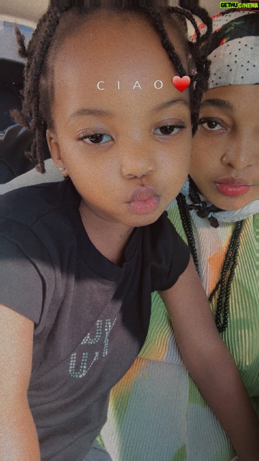 Jacqueline Wolper - 16.6K Likes - Namshukuru Mungu sana nilipata nafasi ya kujumuika na familia yangu, kwakweli ni jambo la baraka ndugu tunapokutana🙏Na ilikuwa ibada nzuri sana ya shukrani kwa familia nzima...Namshukuru Mungu kwa kunipa neema hii ya kumshukuru kila leo...Ahsante sana Mungu kwa kunipa kibali hiki..niwatakie jumapili njema yenye FURAHA, AMANI NA UPENDO na Mungu awabariki🙏