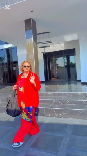 Jacqueline Wolper Instagram - Katika pilika za hapa Na pale Tukakutana Na Mkali Asiyechuja Broo @princedullysykes Na Kaka Ambaye nimekua nikicheka sana kwa sanaa yake nakua shabiki wa gafla kumbe bana na yeye ni shabiki Alinipa maneno Mazuri sana kama ananijua vile kiundani Nanilifurahi saana @k_mandonga kwa mkali wa sound @dicksoundmall