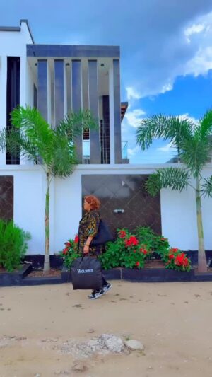 Jacqueline Wolper Instagram - Nina ushuhuda huyu  yesu kweli Anafanya Tena Na tena,Anafanya tena Na Tena yesu Amenitendea huyu yesu kweli Anafanya Nina ushuhuda 🙏Kama ujamuamini Bado Nakuombea leo ukapokee Na ukaamini in jesus Name...
.
when u see Me u see My bznez👏