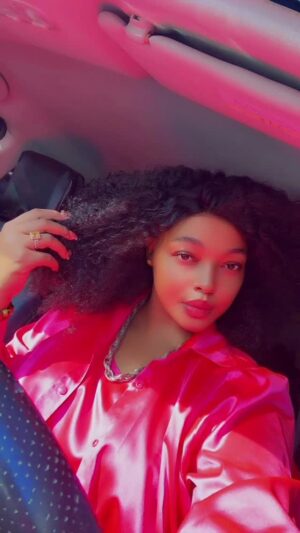 Jacqueline Wolper Instagram - Lipgloss elf5 kwa Elf10 Tupo sinza @wolperstore usikubali kuwa na lips nyeusi kama ujazaliwa Nazo dia njoo chukua kips za pink kwa elf10 Tuu ☎️0759888288