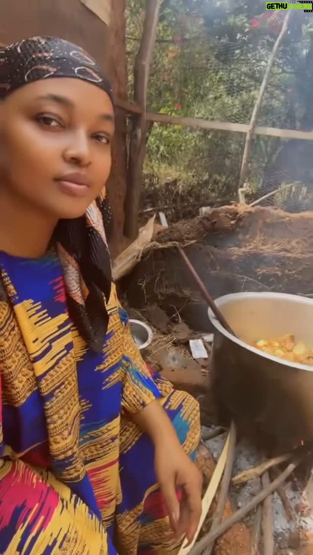 Jacqueline Wolper - 25.2K Likes - Nikiwaga shambani kwangu kupika Ni kitu Napenda sana ..
Na Tambikoo kwa Mbalii😁 Ila Mama jacq  Thank u so Much Naishi popote haya Ni Malezi yako Nitalipa kwa wajukuu wako stokuangusha love u Moma❤️ RoleModoo