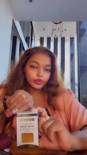 Jacqueline Wolper Instagram - WOLSHER ACNE SOAP

Jamaani wale wenye vipele sugu basi hii sabuni ndo kiboko yake

✨ inaondoa kabisa vipele/chunusi sugu
✨inamchanganyiko wa glutathione ambayo husaidia kupunguza/kuondoa madoa meusi yatokanayo na chunusi
✨Ina SPF-50 ambayo hata ukiosha uso asubui huwezi haribika na mionzi ya jua kama ilivyo kwa sabuni zingine
✨inafanya unakua soft na kukupa karangi kakuteleza na kutakata
✨ inang’arisha haswaa
✨ inatumiwa na mtu wa ngozi aina yoyote
✨ingredients zingine ni tea tree oil na lavender oil ambazo ni muhim pia kuondoa chunusi usoni nakufanya ngozi ipendeze zaidi 

BEI: 20,000/=
📞0759888288
📍tupo sinza madukani