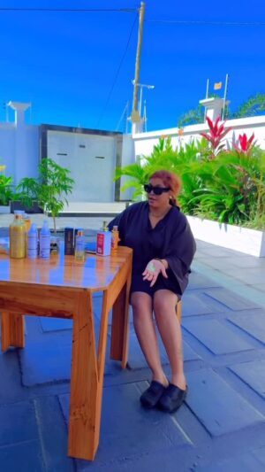 Jacqueline Wolper Instagram - LOTION YA KOMAMANGA
*Kiboko ya matatizo ya ngozi
*Inasaidia kuhimarisha afya ya ngozi
*Inaondoa/kupunguza vipele
*Inang’arisha ngozi
*Inafanya ngozi inaglow na kuvutia zaidi
*Kwa mtu alieharibika na cream Kali hii itarudisha ngozi Yako katika ubora wake
Wahi sasa bei ni 50,000/= Mix 100,000
📞0759888288