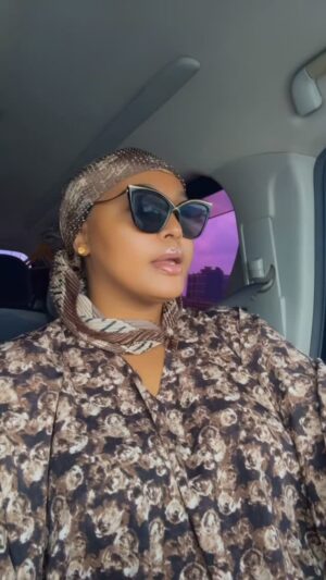 Jacqueline Wolper Instagram - Kuna ule usemi unasema NABII hakubaliki kwao…Kuna Mtumishi mmoja wa Mungu kuna video yake imetembea sana huku mitandaoni, halafu baadhi ya watu wamechukulia ni kama content kwenye kurasa zao! Kitu ambacho naona sijapenda kwa mtazamo wangu sifurahishwi na aina hiyo ya masihara hivi jamani kwa Mungu kuna linaloshindikana kweli au IMANI zetu zipo wapi, Mungu anaweza akafanya njia hata pasipo na njia, anaweza akafanya chochote kwenye hali ambayo wewe unaweza kuona haiwezekani..hawa wabeba maono tujifunze namna ya kuwaheshimu kwasababu kuna vitu Mungu ameweka ndani yao ambavyo hatuwezi kuelewa kwa macho ya nyama..Miujiza ipo na watu wanakutana na miujiza kila siku msione masihara lakini watu wanatendewa katika hali ambazo si za kawaida.Na siku zote watu wenye maono huwaga wanachukuliwa poa unaweza kuwaona kama watu wa kawaida au kuwadharau lakini hiyo nguvu aliyoweka Mungu ndani ya mbeba maono ina uwezo hata wa kukomboa TAIFA, ina uwezo wa kubadilisha historia na maisha ya watu..wengine tuna ushuhuda nyingi za kushangaza lakini muda na kibali bado hatujapata cha kushuhudia…tuache kubeza imanı za watu na pengine kuna watu kibao wanamuona Mungu kupitia hao mnaowaletea masihara..nimejifunza hilo swala la kuamini pale niliposoma WAEBRANIA 11:1 Basi imani ni kuwa na hakika ya mambo yatarajiwayo, ni bayana ya mambo yasiyoonekana. 🙏🏿