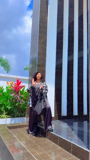 Jacqueline Wolper Instagram - Helllow My pipoooo Tangazo Tangazo kesho mapema Nipo Hapo @Mandela_cosmetics
.
. Napima Ngozi Bure kwa Anayenunua Tuu karibu saana 
☎️ 0718104000