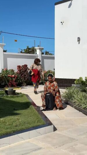 Jacqueline Wolper Instagram - ukweli Ni kwamba Nilianguka kweli Ila Niliendelea Ili vdio isiishie Njiani,
 Haya Ndugu zangu Nauza mafuta Na hayo nimedondosha hapo Ni mafuta mazuri sana karibuni saana Tupo sinza Madukani..
Muje Tuu Muungishe huyu Mama asije akapoteza dira😂 karibuni sana ☎️ 0759888288