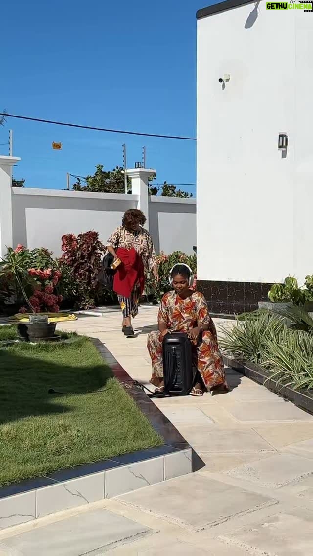 Jacqueline Wolper - 23.7K Likes - ukweli Ni kwamba Nilianguka kweli Ila Niliendelea Ili vdio isiishie Njiani,
 Haya Ndugu zangu Nauza mafuta Na hayo nimedondosha hapo Ni mafuta mazuri sana karibuni saana Tupo sinza Madukani..
Muje Tuu Muungishe huyu Mama asije akapoteza dira😂 karibuni sana ☎️ 0759888288