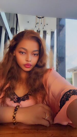 Jacqueline Wolper Instagram - MAMA ALIWAI KUNIAMBIA ANGUKO LA MTU LIPO MIKONONI KWA MTU KUWA SO MAKINI NA MTU MWANANGU 👀 SOMA TENA MWAYA