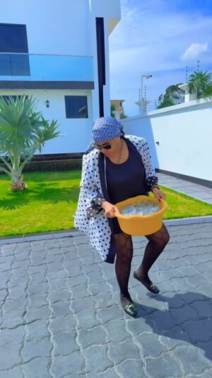 Jacqueline Wolper Instagram - Aiseee Mitandao Inanguvu saana Nimepata The Best kuku chap kwa haraka Thank u so Much guys saanaa Naanda Mazingira ya Nyumbani Nipate udhoefu ili Niepeleke shambani wakajumuike Na Mifugo Mingine  kwa ujumla🙏