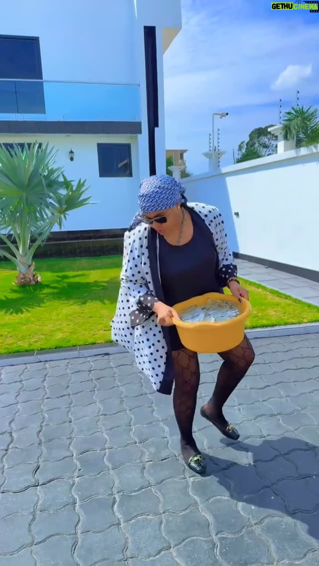Jacqueline Wolper - 14.5K Likes - Aiseee Mitandao Inanguvu saana Nimepata The Best kuku chap kwa haraka Thank u so Much guys saanaa Naanda Mazingira ya Nyumbani Nipate udhoefu ili Niepeleke shambani wakajumuike Na Mifugo Mingine  kwa ujumla🙏