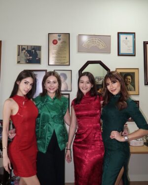 Jade Rasif Instagram - GONG XI FA CHAI from us to you 🐍

The annual chaos / noise / stress of driving 5hrs with my sisters to visit my grandma …. thank god for the Rotten Mango podcast for getting us through it