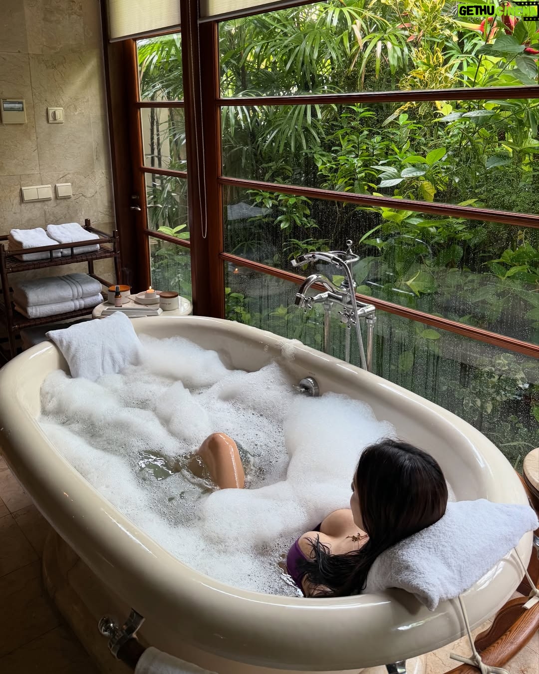 Jade Rasif - 9.6K Likes - White lotus week at the four seasons @fsbali 

(Zoom in to see my white unblended sunscreen 😭)