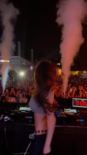 Jade Rasif Instagram - HEY INDONESIA YOU WERE FANTASTIC LAST NIGHT 🇮🇩
@playlistlive @bloomfestival.id