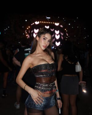 Jade Rasif Instagram - #Ad What a way to end the year!! At my favourite festival with my favourite tequila

Perfect for the biggest of celebrations, I can’t wait to open another for the new year 🥂 

Merry Christmas and a happy new year!🎇 ♥️ 

@donjuliotequila #donjuliotequila
#DonJulioID #DWP24 
#DJ1942 #PorAmor
#SipResponsibly