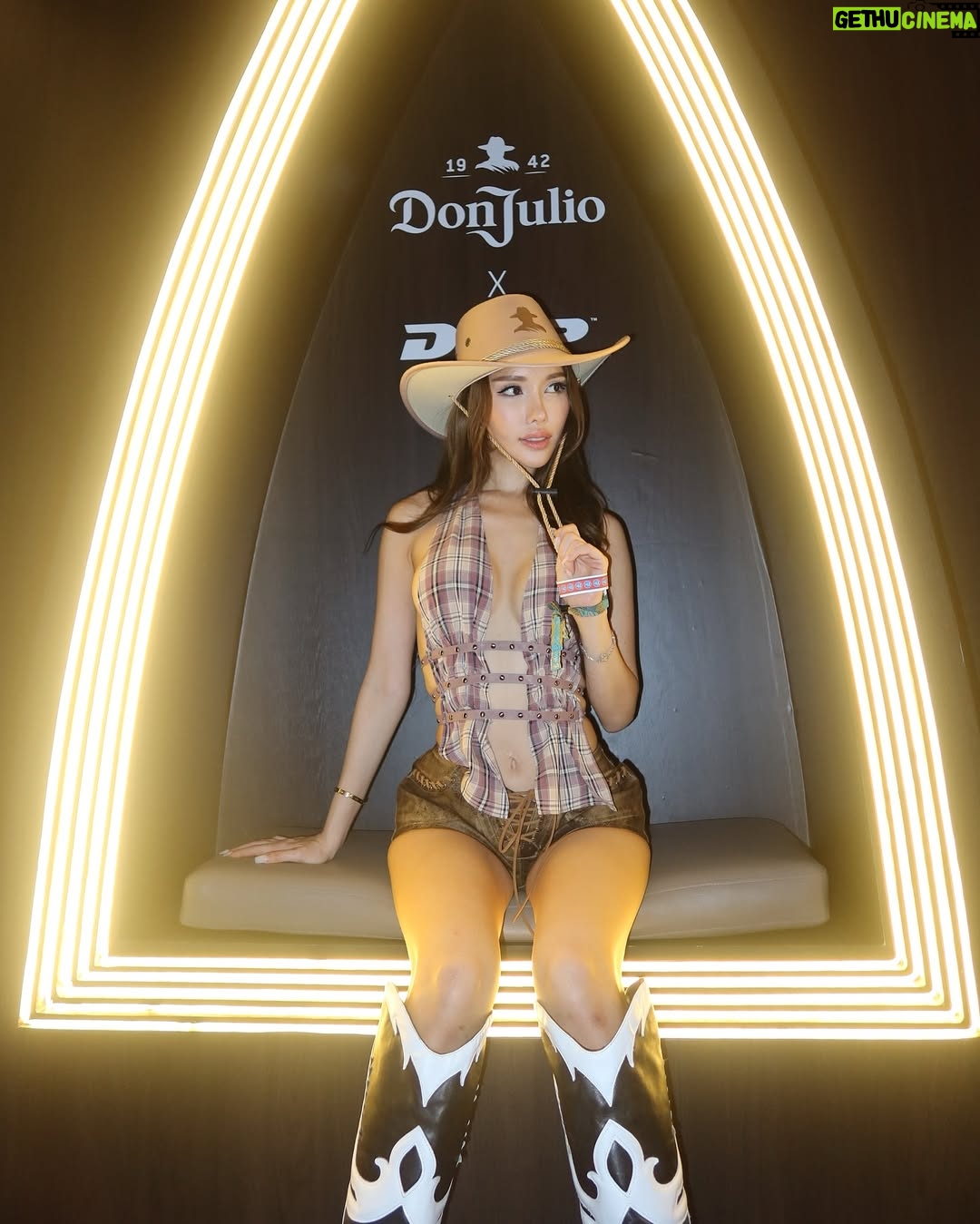 Jade Rasif - 9.2K Likes - #Ad What a way to end the year!! At my favourite festival with my favourite tequila

Perfect for the biggest of celebrations, I can’t wait to open another for the new year 🥂 

Merry Christmas and a happy new year!🎇 ♥️ 

@donjuliotequila #donjuliotequila
#DonJulioID #DWP24 
#DJ1942 #PorAmor
#SipResponsibly