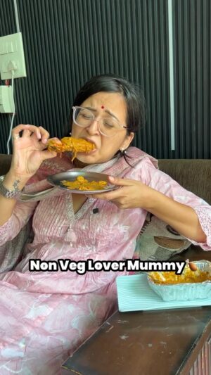 Jagriti Pahwa Instagram - Aapki mummy konsi vali hein?😂
.
.
.
.
#typesofmom #vegetarian #nonveg #navaratri