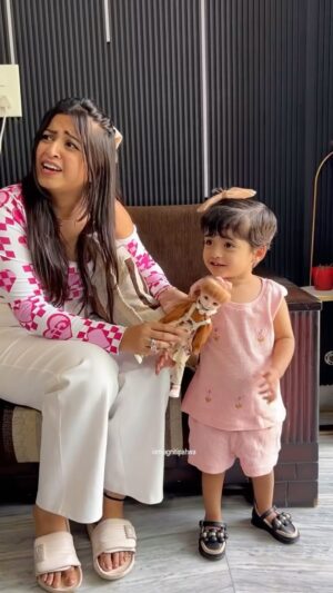 Jagriti Pahwa Instagram - Tag Someone who has such Weird Relation🤣
.
.
.
#indianfamily #youngerrelative #weirdrelation #jagritipahwa #familyconfusion #kid #bua #rishtedar