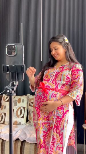 Jagriti Pahwa Instagram - Kaamchor Bahu During Pregnancy🤣 Tag that Mom-To-Be 🤰
.
.
.
#pregnancy #momtobe #saasbahu #dramaqueen #jagritipahwa #pregnantbahu #babybump #pregnantbelly