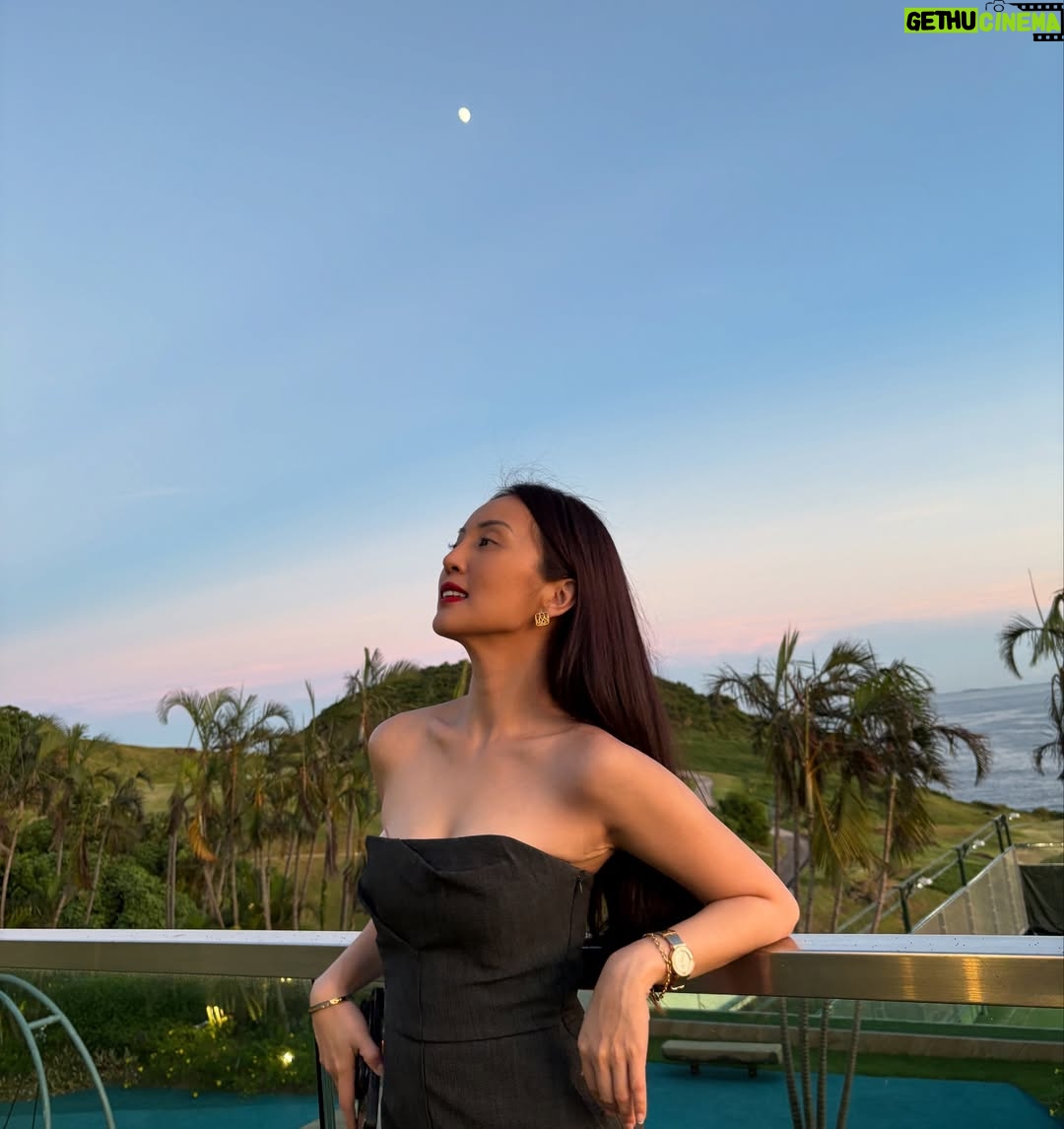 Janelle Tee - 3 Likes - HK 🇭🇰 

~ Discovered Lobster Bay in Saikung
~ Clearwater Bay Golf & Country Club. First time to witness a Bagpiper perform! Naawa ako Kay Kuya baka mahilo anytime! It was such a relief after he performs. Deserve ni kuya magpahinga at Baka maubusan sya ng hangin! 🤣
~ Seafood Time at Chuen Kee Seafood Restaurant!
~ Avenue of the Stars with Bruce Lee & Anita Mui
~ First time to be at K11 Musea! 
~ Dinner at Aquaroma! The best food & panoramic view! 10/10 I highly recommend it here!

So much has changed since the last time I was in Hong Kong! So happy to be able to discover both the countryside and city feels😘 

#janelletee #hongkong #travel #foryou #saikung