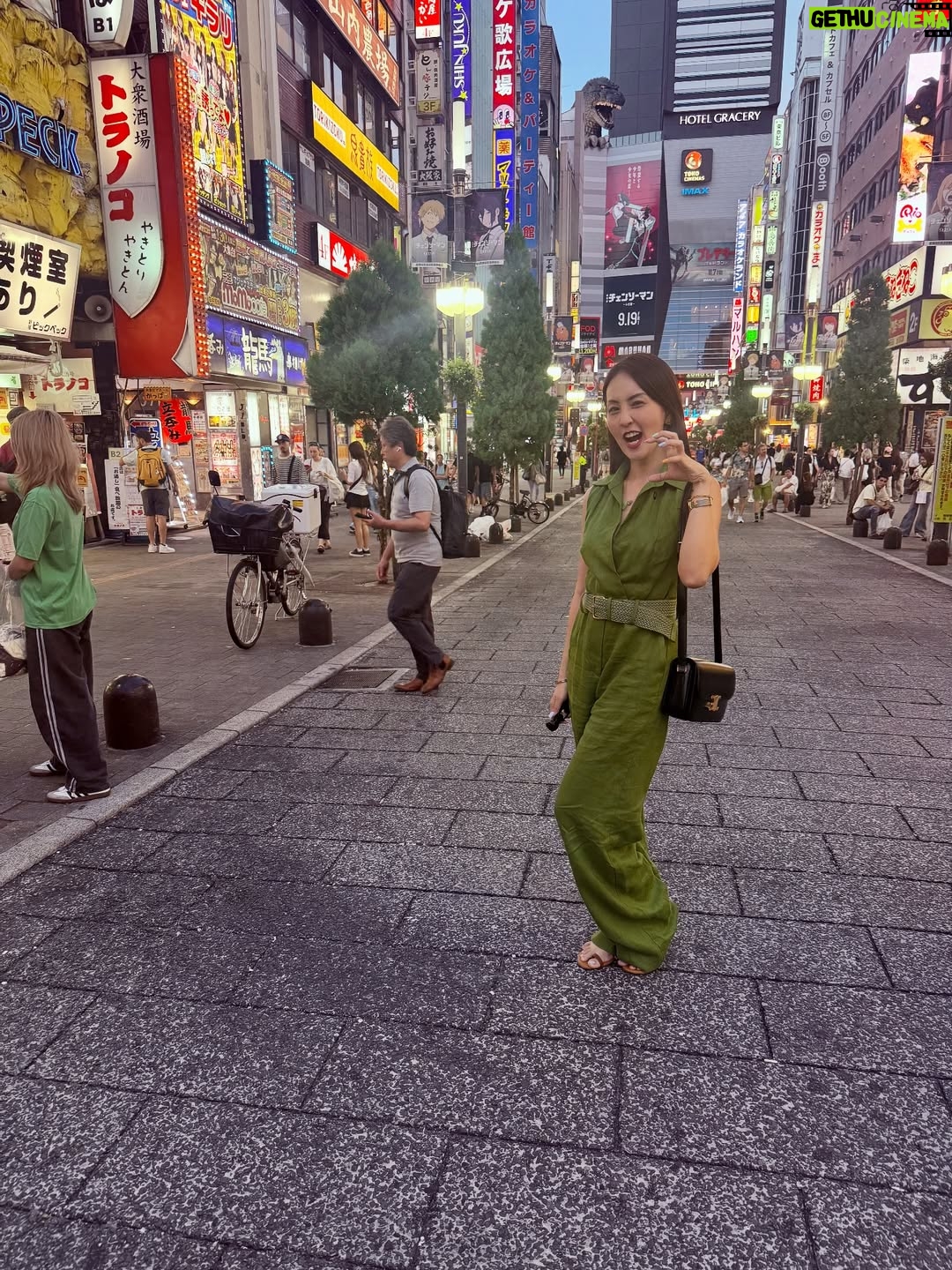 Janelle Tee - 3 Likes - Finally!!! I got my luggage!!! Story time soon! Iedit Ko lang muna ang vlog ng Aking luggage experience dito sa Tokyo Japan!

Naka gala na din! Starting off with Shibuya Crossing & Shinjuku Godzilla Building! 🇯🇵

#janelleteetraveldiary 
#janelleteeinTokyo
#Japan
#shibuya