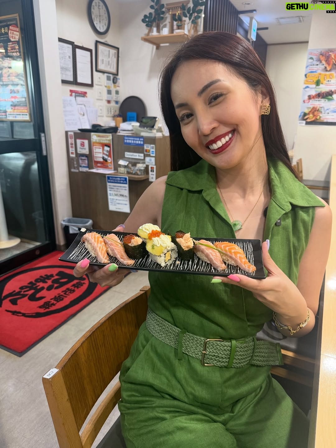 Janelle Tee - 3 Likes - Finally!!! I got my luggage!!! Story time soon! Iedit Ko lang muna ang vlog ng Aking luggage experience dito sa Tokyo Japan!

Naka gala na din! Starting off with Shibuya Crossing & Shinjuku Godzilla Building! 🇯🇵

#janelleteetraveldiary 
#janelleteeinTokyo
#Japan
#shibuya