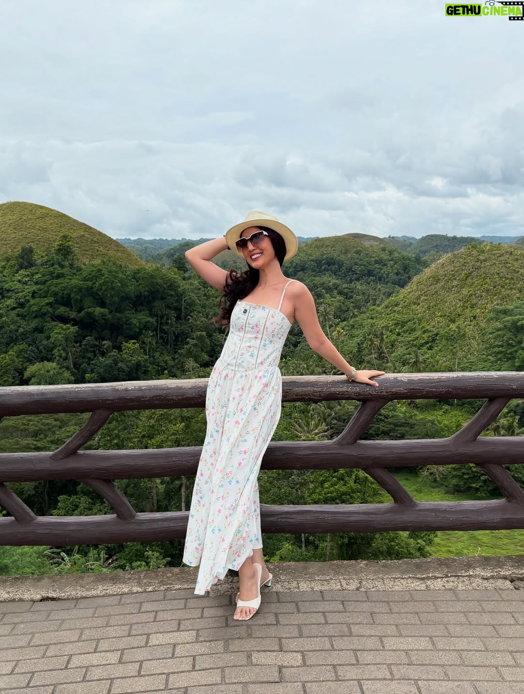 Janelle Tee - 3 Likes - Bohol Weekend 🤎 

- Bilar Man Made Forest
- Chocolate Hills
- Loboc River Cruise
- Bohol Phyton & Wildlife Park
- Baclayon Church
- Dolphin Watching
- Snorkeling
- Tarsier
- Blood Compact Shrine