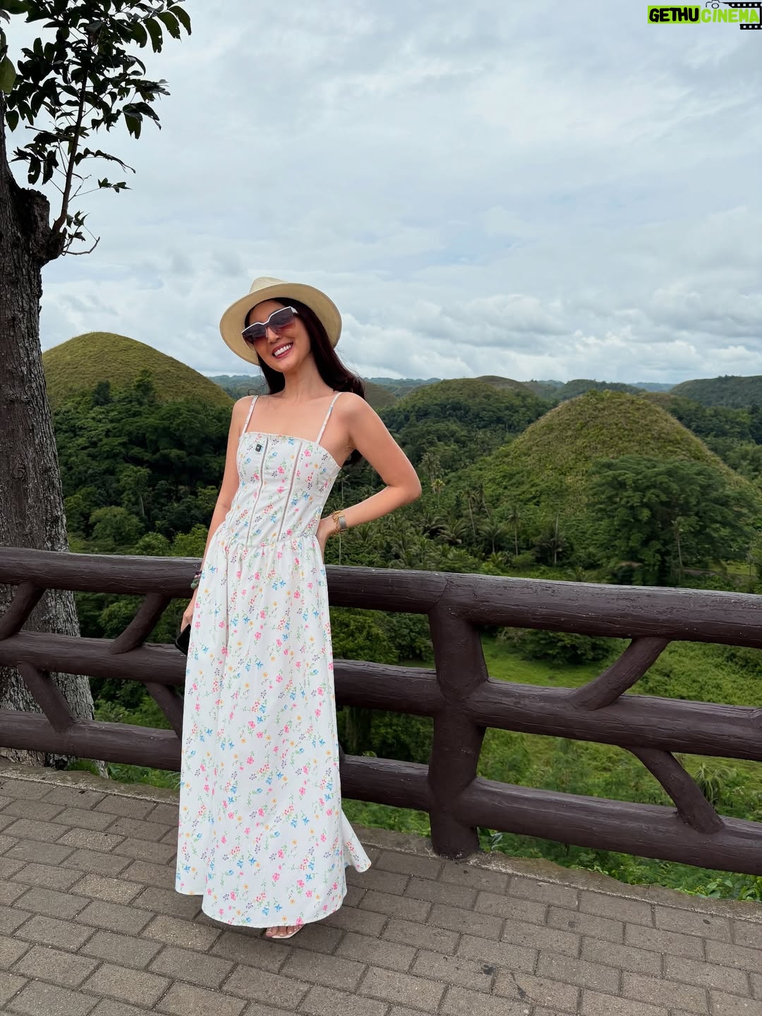 Janelle Tee - 3 Likes - Bohol Weekend 🤎 

- Bilar Man Made Forest
- Chocolate Hills
- Loboc River Cruise
- Bohol Phyton & Wildlife Park
- Baclayon Church
- Dolphin Watching
- Snorkeling
- Tarsier
- Blood Compact Shrine