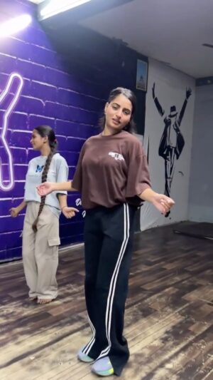 Janhvi Dubey Instagram - Camera man thoda dheela hai š