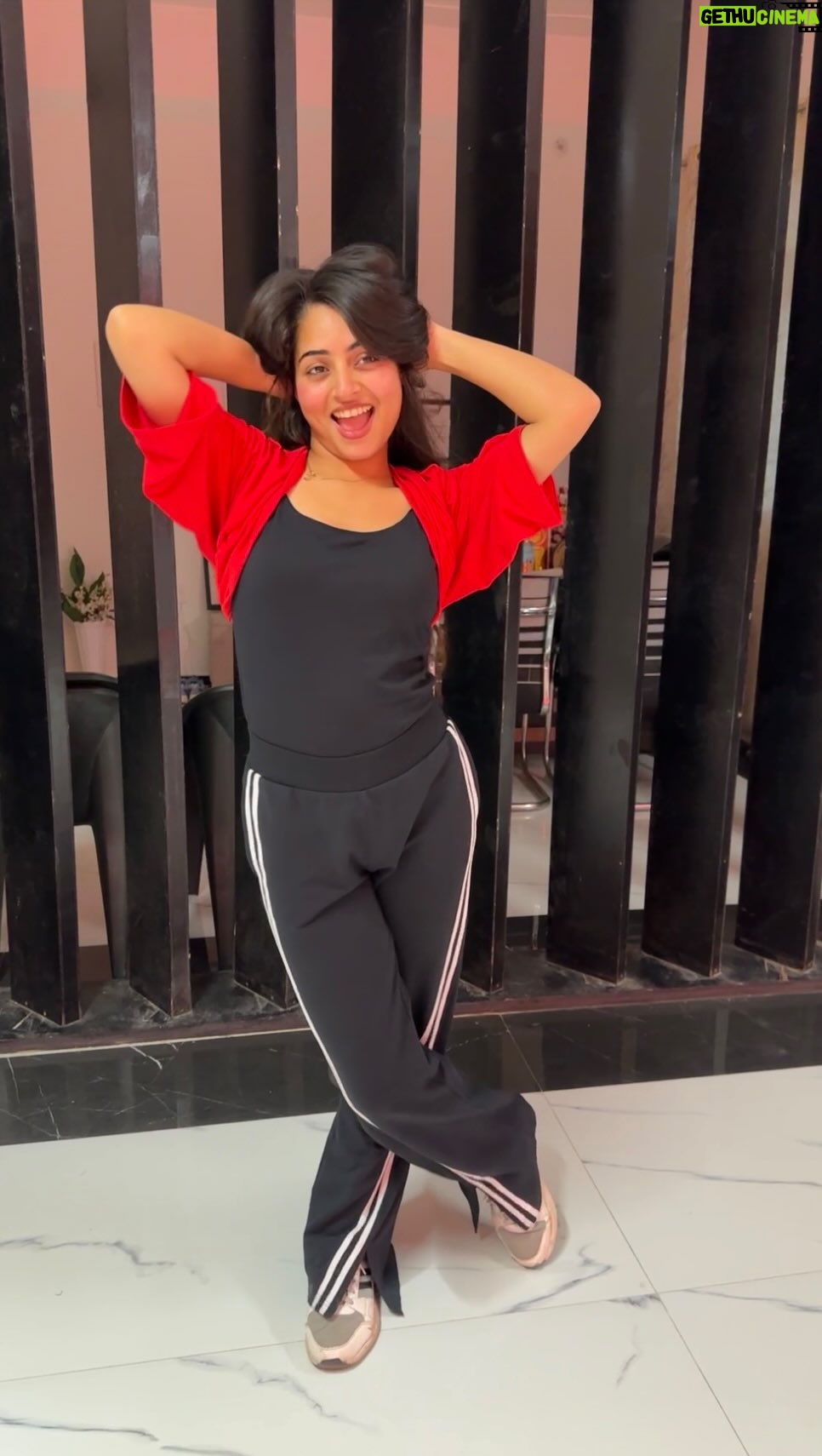 Janhvi Dubey - 48.2K Likes - Moring vibe 🌻🌸overacting ke like kaat lo 🤓🤓