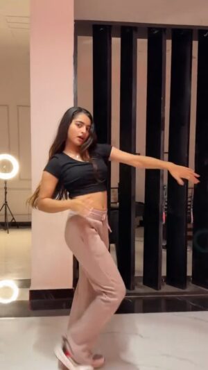 Janhvi Dubey Instagram - Trend š„
.