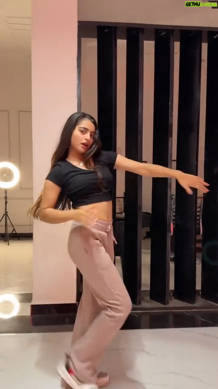 Janhvi Dubey - 140.7K Likes - Trend 🔥
.