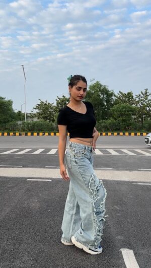 Janhvi Dubey Instagram - Sirra š„
.
.
What a cool track @gururandhawa @yasshkadamm @shanayamakani āØ
.
.
Dc @yasshkadamm
.
.
Guru#panjabi #instagram #viral #trending#dance#chreography#viral #explorepageāØ