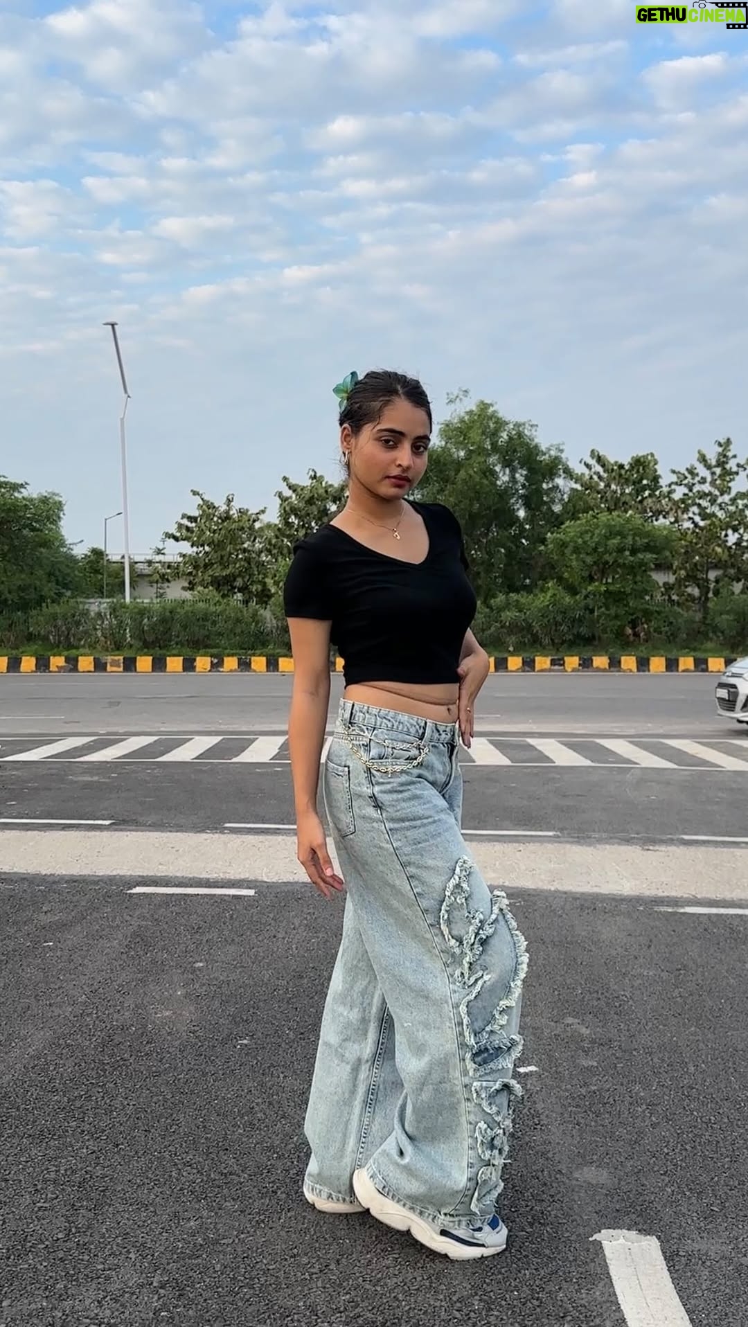 Janhvi Dubey - 58.7K Likes - Sirra 🔥 
.
.
What a cool track @gururandhawa @yasshkadamm @shanayamakani ✨
.
.
Dc @yasshkadamm 
.
.
Guru#panjabi #instagram #viral #trending#dance#chreography#viral #explorepage✨