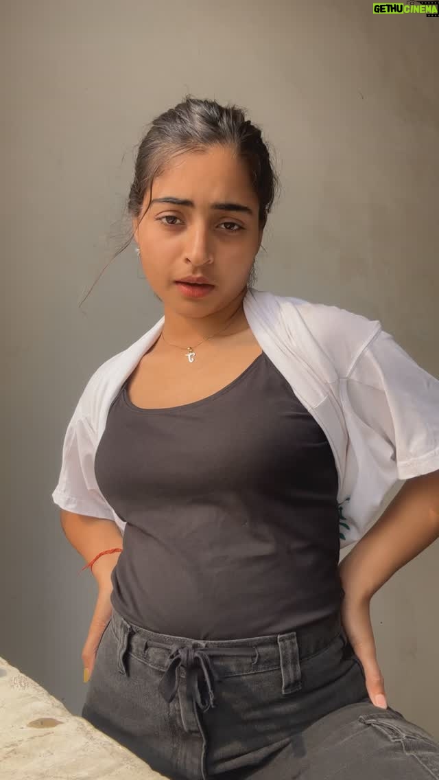 Janhvi Dubey - 43.5K Likes - Mera tu Bukhaar banja 🤒…
@_aroobkhan_