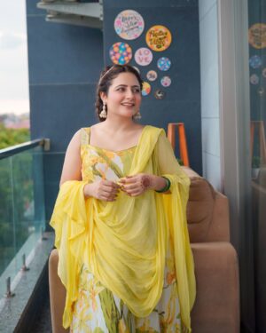 Jasleen Arora Instagram - 🌼🌼
Suit- @nanki.boutique_ 🌼
.
.
#explore #explorepage #picoftheday #suit #indianwear