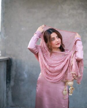 Jasleen Arora Instagram - Tere bina na guzara hai🪔✨
Suit- @nanki.boutique_ ✨
.
[ suit , traditional wear, Indian suit, traditional outfit,]
.
#explore #explorepage #picoftheday #traditional #suit