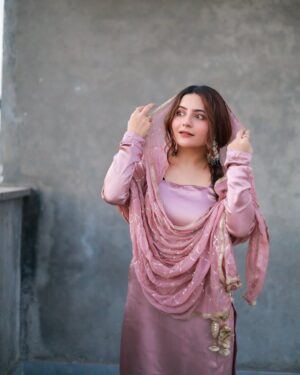 Jasleen Arora Instagram - Tere bina na guzara hai🪔✨
Suit- @nanki.boutique_ ✨
.
[ suit , traditional wear, Indian suit, traditional outfit,]
.
#explore #explorepage #picoftheday #traditional #suit