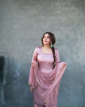 Jasleen Arora Instagram - Tere bina na guzara hai🪔✨
Suit- @nanki.boutique_ ✨
.
[ suit , traditional wear, Indian suit, traditional outfit,]
.
#explore #explorepage #picoftheday #traditional #suit