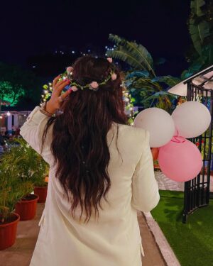 Jasleen Arora Instagram - Thank you for all the lovely wishes🌸🌸
big thanks to @vihaann09 for the beautiful surprise 🌸😘
aur haan wait wait.. Thanks to @missarora44 @ronakkk.a @_priyagoyal @vinivaishnav16 @avneetkarora tum sab ne khana khane me bahut mehnat ki 😂🌸
#bhukkad log😂😂
.
.
.
#birthday #aboutlastnight #party #familygoals #happiness #jahaann #missjasleenarora