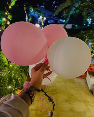 Jasleen Arora Instagram - Thank you for all the lovely wishes🌸🌸
big thanks to @vihaann09 for the beautiful surprise 🌸😘
aur haan wait wait.. Thanks to @missarora44 @ronakkk.a @_priyagoyal @vinivaishnav16 @avneetkarora tum sab ne khana khane me bahut mehnat ki 😂🌸
#bhukkad log😂😂
.
.
.
#birthday #aboutlastnight #party #familygoals #happiness #jahaann #missjasleenarora
