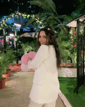 Jasleen Arora Instagram - Thank you for all the lovely wishes🌸🌸
big thanks to @vihaann09 for the beautiful surprise 🌸😘
aur haan wait wait.. Thanks to @missarora44 @ronakkk.a @_priyagoyal @vinivaishnav16 @avneetkarora tum sab ne khana khane me bahut mehnat ki 😂🌸
#bhukkad log😂😂
.
.
.
#birthday #aboutlastnight #party #familygoals #happiness #jahaann #missjasleenarora