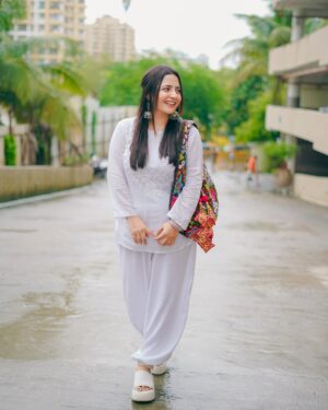 Jasleen Arora Instagram - Koi ladki hai🤍⛈️
.
.
.
.
#instagram #explorepage #explore #picoftheday #fyp #instagood #instadaily #instalike #fashion #fashionstyle #india #indianwear