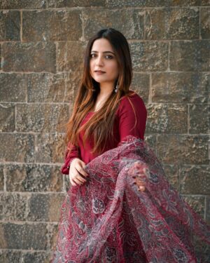 Jasleen Arora Instagram - 🌹🌹
.
.
Wearing- @bhaviniparis 🌹
.
.
#explorepage #explore #love #fashion #indiangirl #indianwear #traditional #suit #instagram #instadaily #instadaily #instalike #instafashion #blogger